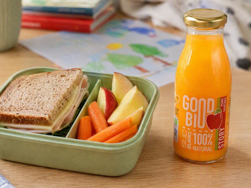 Berenar saludable amb fruita i entrepà per a nens a la tornada a l'escola
